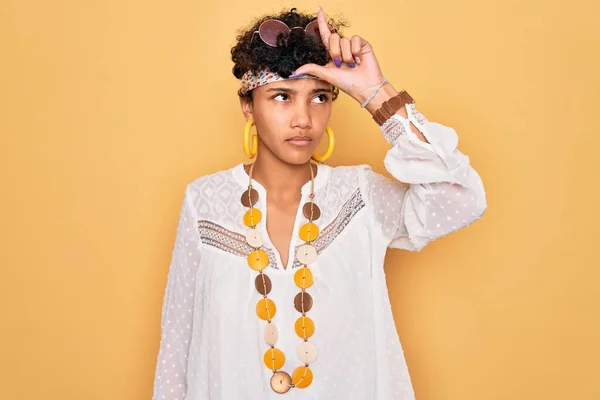 Jong Mooi Afrikaans Amerikaans Afro Hippie Vrouw Dragen Zonnebril Accessoires — Stockfoto