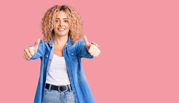 Mulher Loira Jovem Com Cabelo Encaracolado Vestindo Jaqueta Ganga Casual — Fotografia de Stock