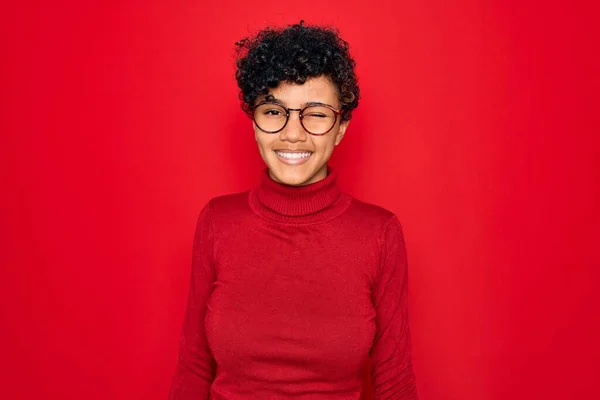 Joven Hermosa Afroamericana Afro Mujer Con Jersey Cuello Alto Gafas — Foto de Stock