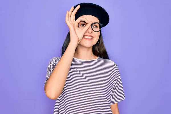 Νεαρή Όμορφη Μελαχρινή Γυναίκα Φορώντας Γυαλιά Και Γαλλικό Μπερέ Πάνω — Φωτογραφία Αρχείου