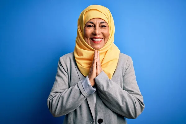 Μεσήλικας Μελαχρινή Επιχειρηματίας Γυναίκα Φορώντας Μουσουλμανική Παραδοσιακή Μαντίλα Πάνω Από — Φωτογραφία Αρχείου