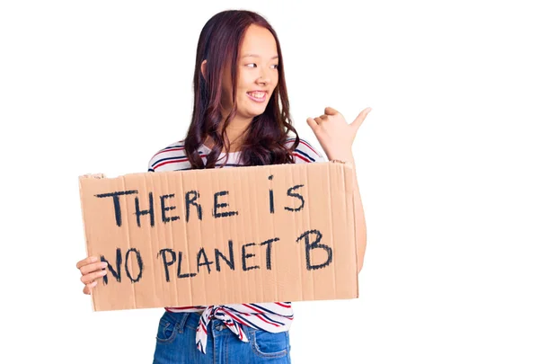 Jovem Menina Chinesa Bonita Segurando Não Planeta Banner Apontando Polegar — Fotografia de Stock