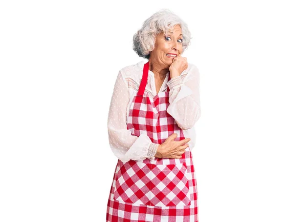 Önlük Giyen Yaşlı Gri Saçlı Kadın Gergin Gergin Görünüyor Ağzı — Stok fotoğraf