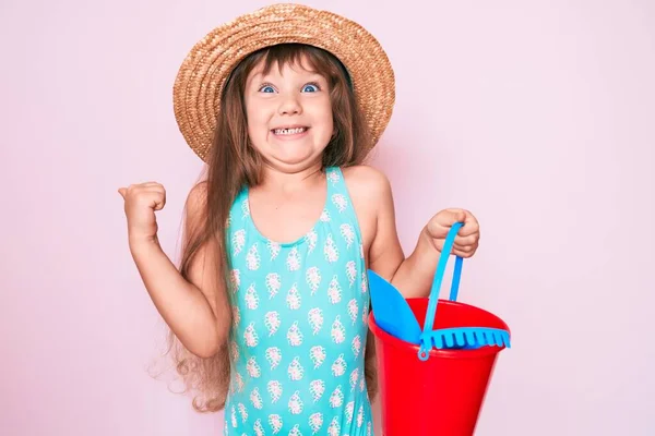 Klein Blank Kind Meisje Met Lang Haar Spelen Met Zomerschop — Stockfoto