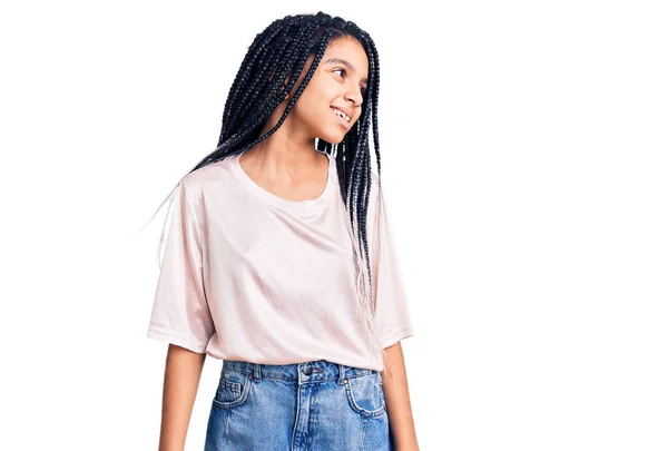 Słodka Afrykańska Dziewczyna Ubrana Luźne Ubrania Uśmiechem Twarzy Naturalna Ekspresja — Zdjęcie stockowe