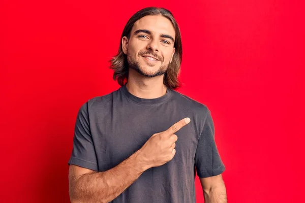 Joven Hombre Guapo Con Ropa Casual Sonriendo Alegre Señalando Con — Foto de Stock