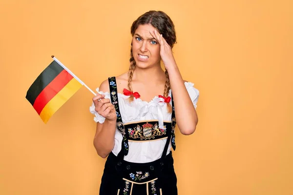 Mooie Blonde Patriottische Vrouw Met Blauwe Ogen Octoberfest Jurk Met — Stockfoto