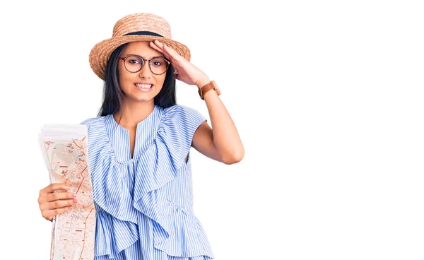 Junge Schöne Lateinische Mädchen Mit Sommermütze Hält Karte Gestresst Und — Stockfoto