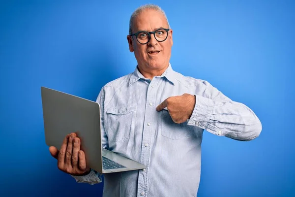 Medelålders Stilig Hoary Affärsman Bär Glasögon Arbetar Med Bärbar Dator — Stockfoto