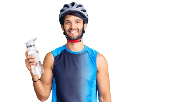 Schöner Hispanischer Mann Mit Fahrradhelm Und Wasserflasche Der Stehen Positiv — Stockfoto