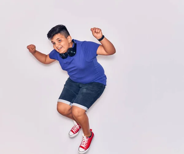 Sevimli Spanyol Çocuk Mutlu Gülümsüyor Yüzünde Tebessümle Zıplıyor Müzik Dinliyor — Stok fotoğraf