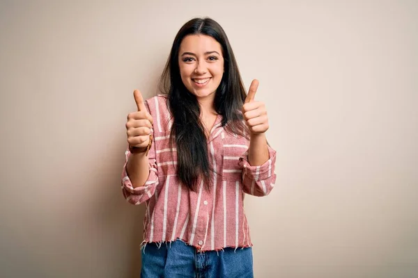 Jeune Femme Brune Portant Une Chemise Rayée Décontractée Sur Fond — Photo