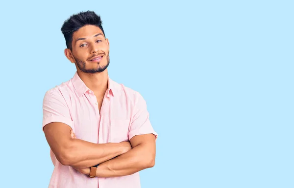 Schöner Lateinamerikanischer Junger Mann Mit Lässigem Sommerhemd Fröhlichem Lächeln Und — Stockfoto