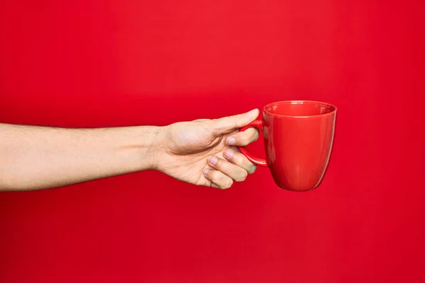 Gyönyörű Kéz Ember Kezében Csésze Kávé Felett Elszigetelt Piros Háttér — Stock Fotó