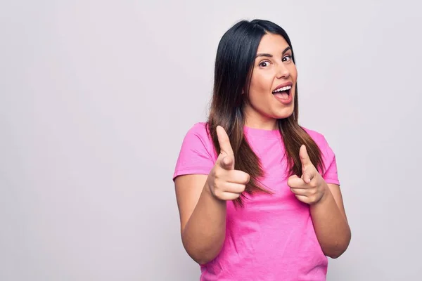 Jovem Bela Mulher Morena Vestindo Camiseta Rosa Casual Sobre Fundo — Fotografia de Stock