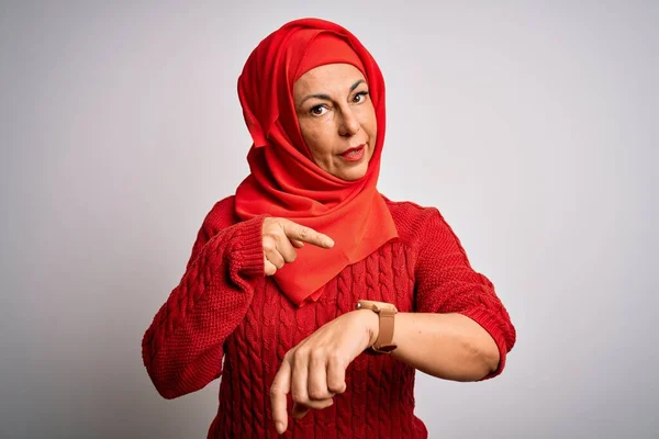 Brünette Frau Mittleren Alters Trägt Traditionellen Muslimischen Hijab Vor Isoliertem — Stockfoto