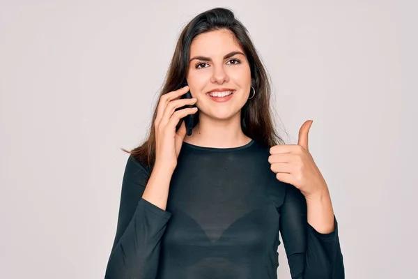 Joven Hermosa Mujer Teniendo Una Conversación Hablando Teléfono Inteligente Ove — Foto de Stock