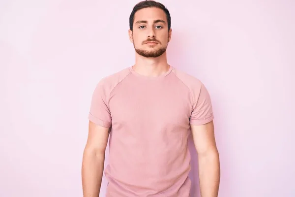 Joven Hombre Guapo Con Camiseta Casual Con Expresión Seria Cara — Foto de Stock