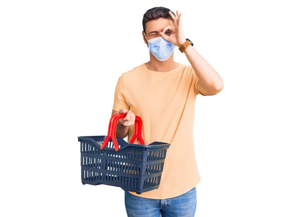 Stilig Ung Man Med Björn Bär Varukorg Och Medicinsk Mask — Stockfoto