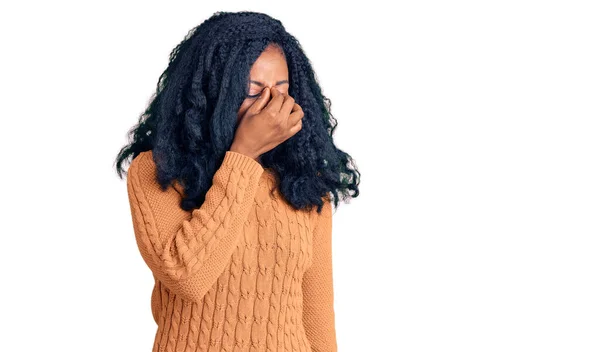 Schöne Afrikanisch Amerikanische Frau Trägt Lässigen Pullover Müde Reiben Nase — Stockfoto