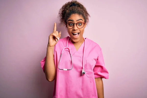 Afrikanische Amerikanische Krankenschwester Mädchen Trägt Medizinische Uniform Und Stethoskop Über — Stockfoto