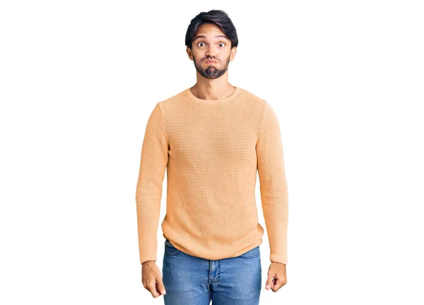 Bell Uomo Ispanico Che Indossa Maglione Casual Che Gonfia Guance — Foto Stock