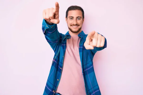 Homem Bonito Jovem Vestindo Roupas Casuais Apontando Para Você Câmera — Fotografia de Stock