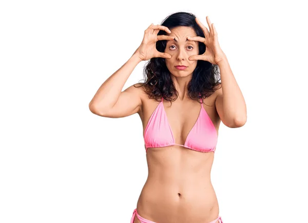 Jeune Belle Femme Hispanique Portant Bikini Essayant Ouvrir Les Yeux — Photo