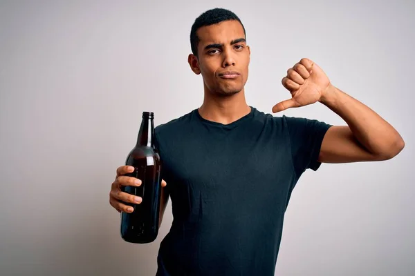 Giovane Bell Uomo Afroamericano Che Beve Bottiglia Birra Sfondo Bianco — Foto Stock