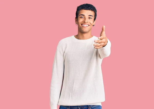 若いアフリカ系アメリカ人の男性は 挨拶や歓迎として握手を提供する優しい笑顔カジュアルな服を着ています 成功したビジネス — ストック写真