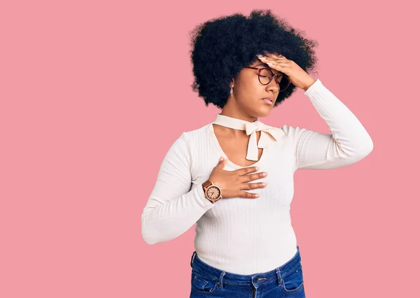 Ung Afrikansk Amerikansk Flicka Bär Casual Kläder Och Glasögon Vidrör — Stockfoto