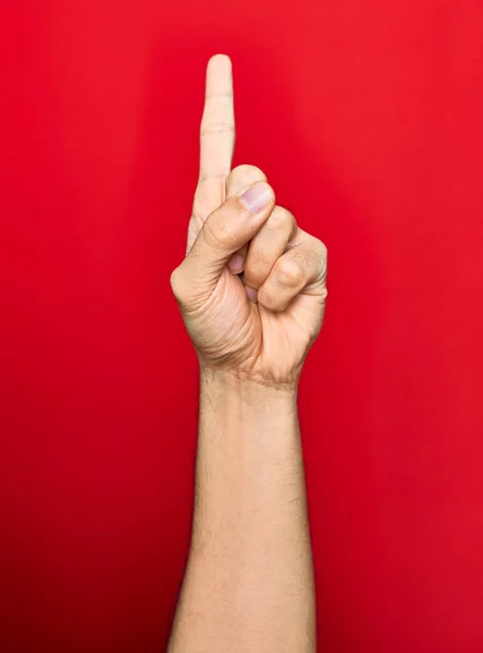 Bela Mão Homem Levantado Mostrando Dedo Sobre Fundo Vermelho Isolado — Fotografia de Stock