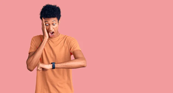 Jovem Afro Americano Vestindo Roupas Casuais Olhando Para Relógio Tempo — Fotografia de Stock