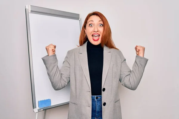 Joven Mujer Negocios Pelirroja Hermosa Haciendo Presentación Negocios Utilizando Tablero —  Fotos de Stock