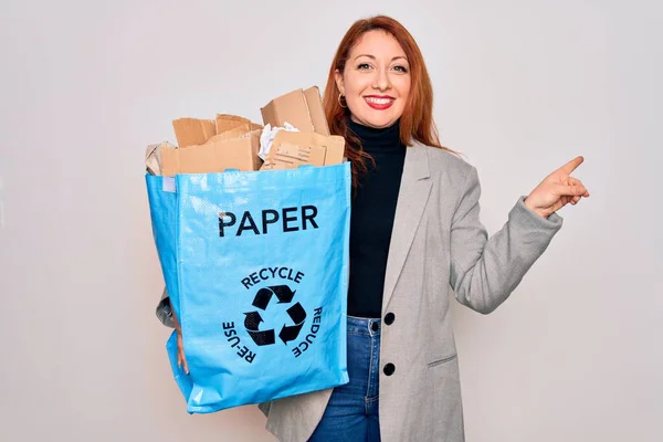 Jovem Mulher Ruiva Bonita Reciclagem Segurando Saco Papel Com Papelão — Fotografia de Stock