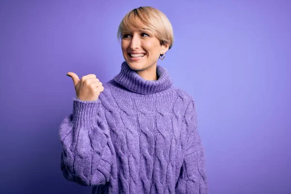 Mladá Blondýna Žena Krátkými Vlasy Sobě Zimní Rolák Svetr Přes — Stock fotografie