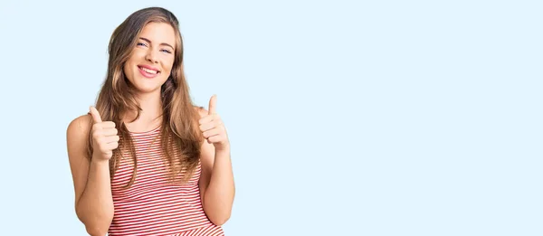 Mooie Blanke Jonge Vrouw Draagt Casual Kleding Succes Teken Doet — Stockfoto