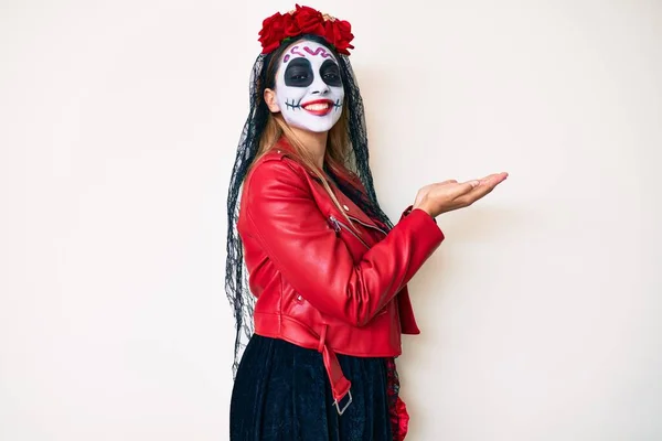 Kvinnan Bär Dagen Den Döda Kostymen Över Vit Pekar Sidan — Stockfoto