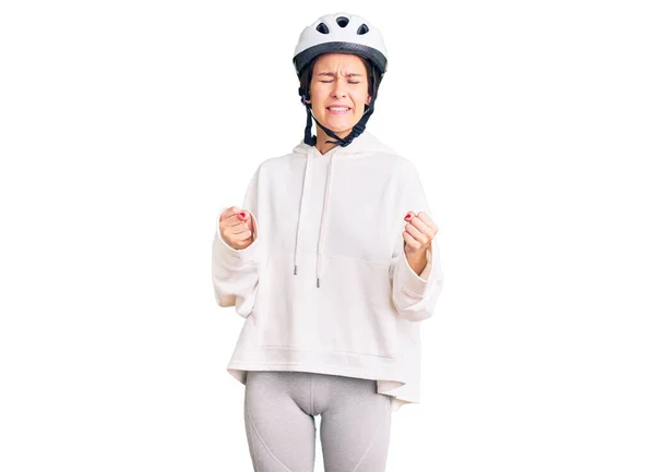 Belle Brune Jeune Femme Portant Casque Vélo Des Vêtements Sportifs — Photo