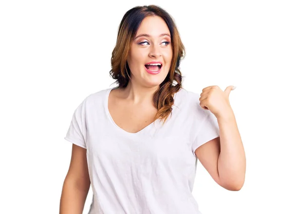 Jeune Belle Femme Caucasienne Portant Shirt Blanc Décontracté Souriant Avec — Photo