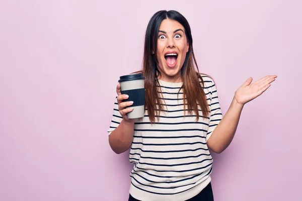 Jong Mooi Brunette Vrouw Drinken Kopje Afhaalkoffie Geïsoleerde Roze Achtergrond — Stockfoto