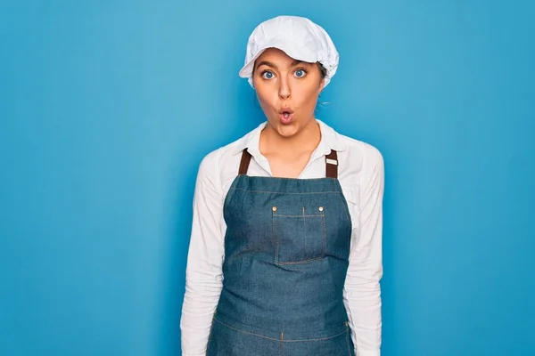 Genç Sarışın Fırıncı Kadın Mavi Gözlü Önlük Takan Şapkalı Korkmuş — Stok fotoğraf