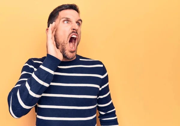 Jovem Homem Bonito Vestindo Camisola Listrada Casual Sobre Fundo Amarelo — Fotografia de Stock