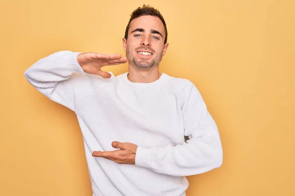 Jeune Homme Beau Avec Les Yeux Bleus Portant Pull Décontracté — Photo