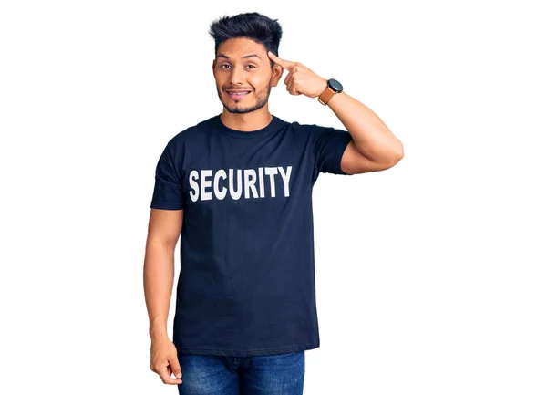 Όμορφος Λατίνος Αμερικανός Νεαρός Άνδρας Που Φοράει Μπλουζάκι Ασφαλείας Χαμογελώντας — Φωτογραφία Αρχείου