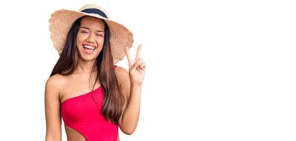 Joven Chica Latina Hermosa Con Traje Baño Sombrero Verano Sonriendo —  Fotos de Stock