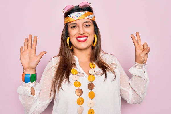 Joven Mujer Hippie Hispana Usando Estilo Boho Moda Gafas Sol —  Fotos de Stock