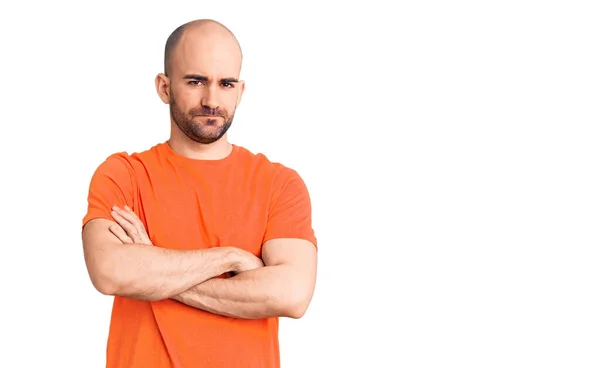 Junger Gutaussehender Mann Mit Legerem Shirt Und Nervösem Missbilligendem Gesichtsausdruck — Stockfoto