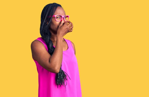Ung Afrikansk Amerikansk Kvinna Vardagskläder Och Glasögon Som Luktar Något — Stockfoto