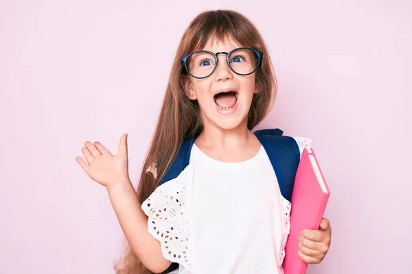 Kleines Kaukasisches Mädchen Mit Langen Haaren Das Einen Studentenrucksack Trägt — Stockfoto